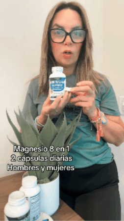 Clienta mostrando su frasco de magnesio